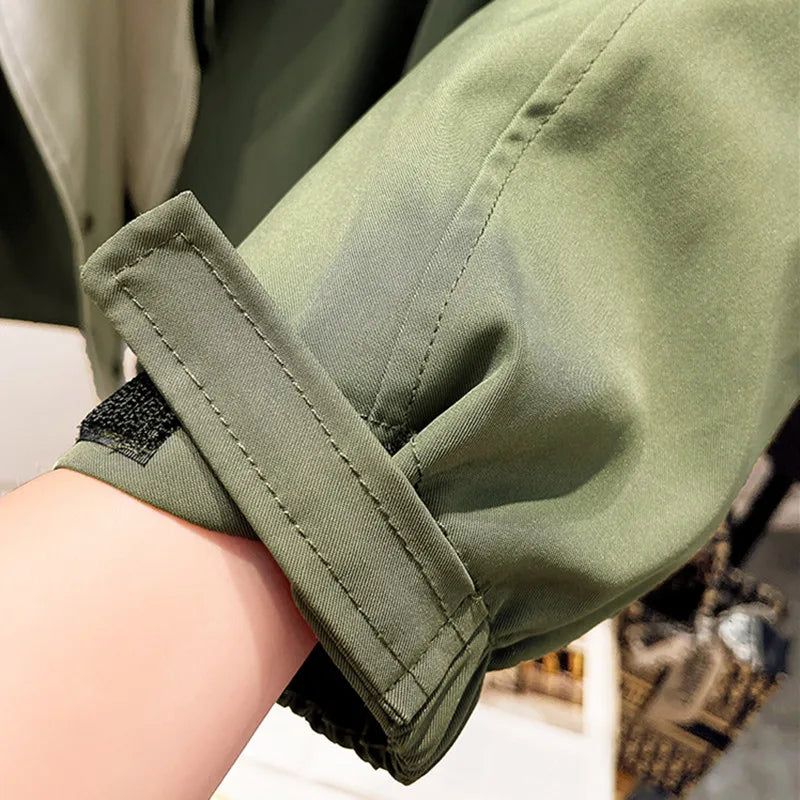 Amara Chic - Trenchcoat vert élégant pour femme en saison de transition